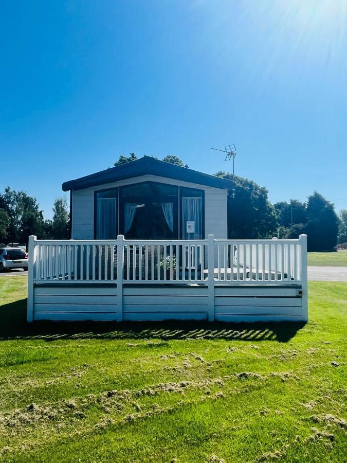 The Poplars Lodge With Hot Tub Йорк Экстерьер фото